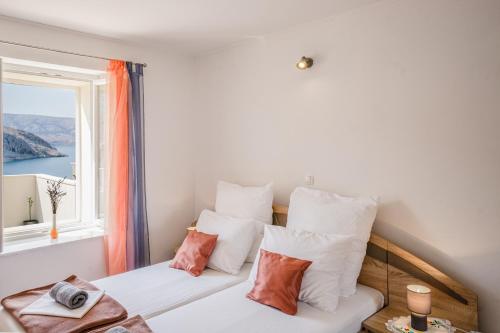 1 dormitorio con 1 cama y ventana en Modern Oceanview, en Metajna