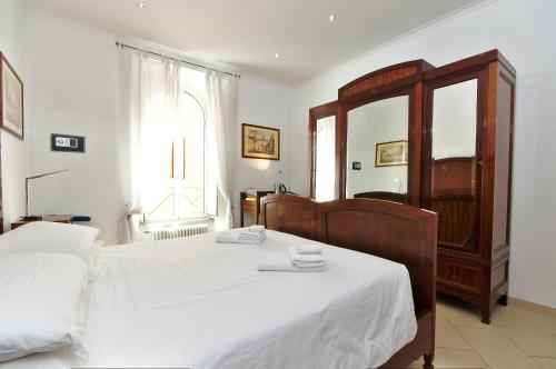 - une chambre avec 2 lits et un miroir dans l'établissement Roma Borgo91, à Rome