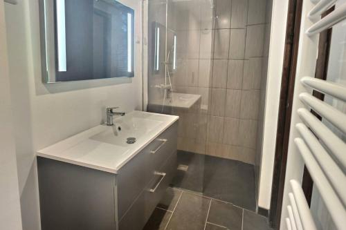 Koupelna v ubytování Magnifique, T2 Bis spacieux & calme, Neuf, Parking