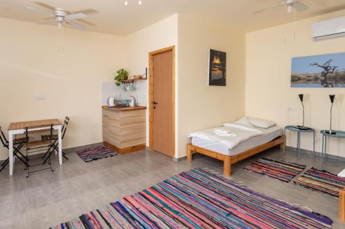 Ένα ή περισσότερα κρεβάτια σε δωμάτιο στο Desert Routes Inn Shvilim ba Midbar