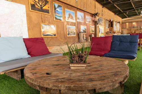 Χώρος καθιστικού στο Desert Routes Inn Shvilim ba Midbar