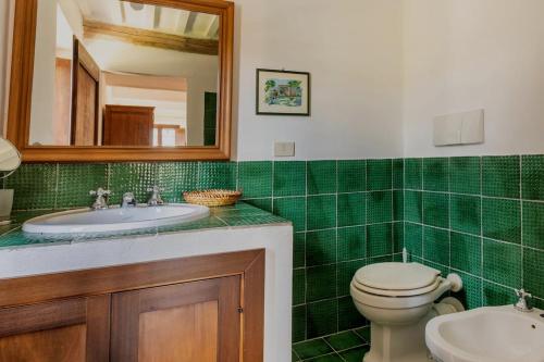 Bathroom sa Casale Oliva in a landscape of oaks, olive e cherry trees