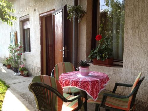 シャールヴァールにあるLilla Apartmanの屋外テーブル(椅子付)、テーブル(赤いテーブルクロス付)
