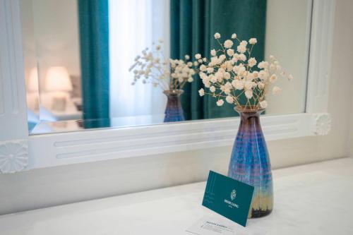 Ένα ή περισσότερα κρεβάτια σε δωμάτιο στο Minh Long Hotel