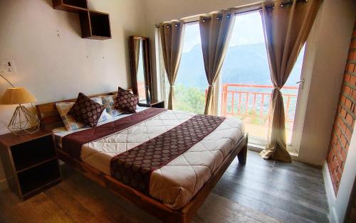 um quarto com uma cama e uma grande janela em Sipa's HideOut em Kodaikanal