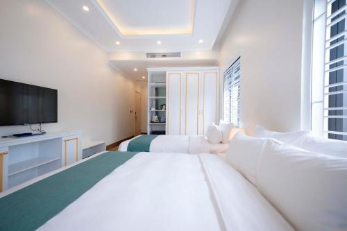 Postel nebo postele na pokoji v ubytování Minh Long Hotel