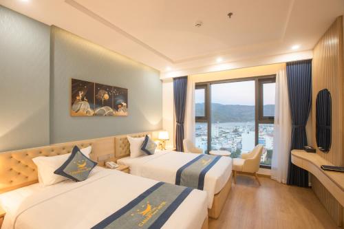 Ένα ή περισσότερα κρεβάτια σε δωμάτιο στο Canary Gold Hotel Quy Nhơn - Beachfront - Iconic Location