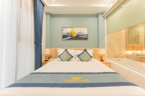 Ένα ή περισσότερα κρεβάτια σε δωμάτιο στο Canary Gold Hotel Quy Nhơn - Beachfront - Iconic Location