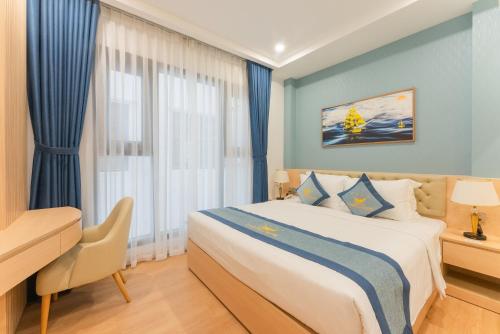 Ένα ή περισσότερα κρεβάτια σε δωμάτιο στο Canary Gold Hotel Quy Nhơn - Beachfront - Iconic Location