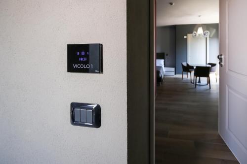 a door with a sign that reads ill be wood at Vicolo Malavolta 7 Rooms and Suites in Pedaso