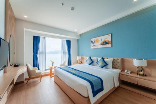 Ένα ή περισσότερα κρεβάτια σε δωμάτιο στο Canary Gold Hotel Quy Nhơn - Beachfront - Iconic Location