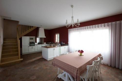 une cuisine avec une table et une salle à manger dans l'établissement Le parc de Crécy, à Crécy-Couvé
