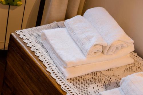 una pila de toallas sentadas sobre una mesa en Tognazzi Casa Vacanze - Casa Vico, en Zambra
