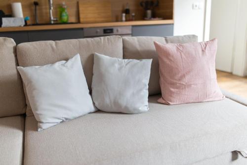 three pillows on a couch in a living room at FullHouse - Zwickau - F45 Apartments - SmartTV - Nespresso in Zwickau