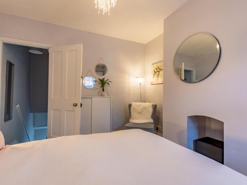 een slaapkamer met een groot bed en een spiegel bij Pass the Keys Central cosy home 5 minutes walk from Shrewsbury in Shrewsbury