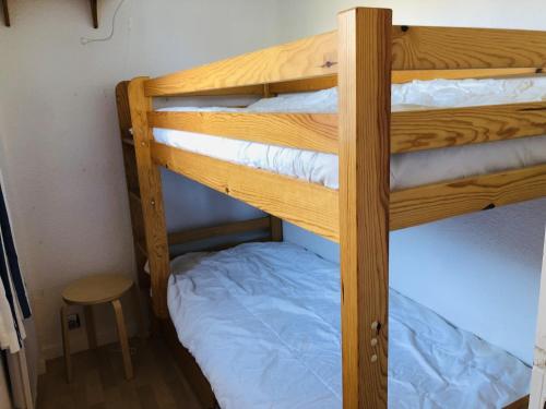 quelques lits superposés dans une chambre dans l'établissement PORT AN DRO 2 - Jardin, Wifi, Plage 450m - DT17, à Carnac