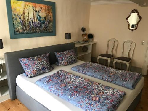 1 dormitorio con 2 camas y almohadas en Lilienzimmer en Karlstadt