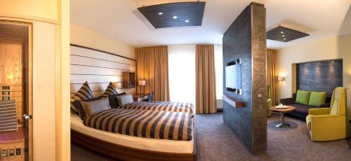 a hotel room with a bed and a television at Kur- und Wellnesshotel Förch in Bad Wörishofen