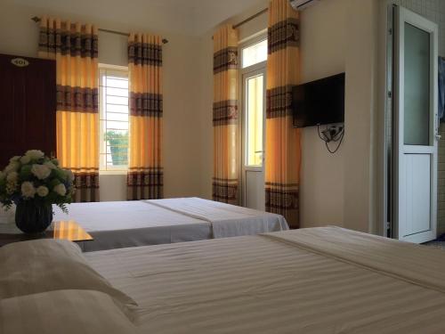 Postel nebo postele na pokoji v ubytování Khách Sạn Hà Phương