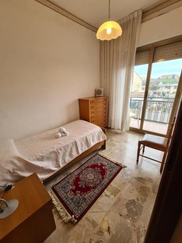 Schlafzimmer mit einem Bett, einem Tisch und einem Fenster in der Unterkunft Sole Gibellina in Nuova Gibellina