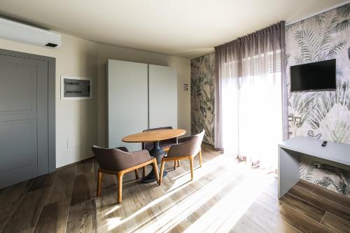 a dining room with a table and chairs at Vicolo Malavolta 7 Rooms and Suites in Pedaso