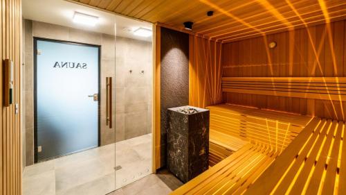 sauna z ławką i szklanymi drzwiami w obiekcie OnHoliday Apartamenty ze strefą Relax & Fun, ul Lwowska 12 w Kołobrzegu