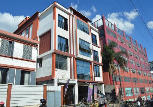 um edifício ao lado de uma rua em Valiha Serviced Apartments Antananarivo em Antananarivo