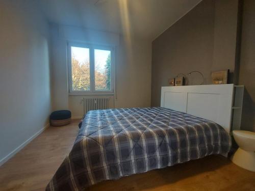 een slaapkamer met een bed en een raam bij Bellavista Lago Maggiore in Cerro Lago Maggiore