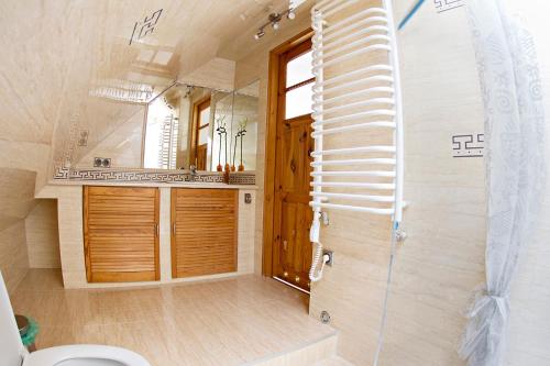bagno con scala accanto ai servizi igienici di Lux Condo a Krynica-Zdrój