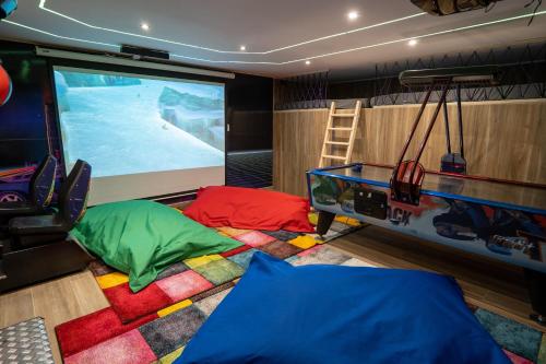 Gallery image of Capsule Luna Park - Jacuzzi - Sauna - Jeux & Arcades - Billard - Netflix & Home cinéma - in Valenciennes