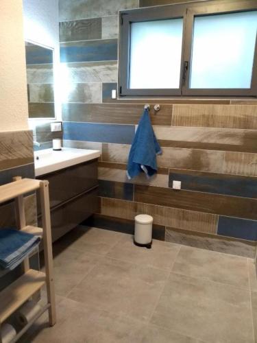 La salle de bains est pourvue d'un lavabo et d'une serviette. dans l'établissement Casa Vilallonga, à Villelongue-dels-Monts