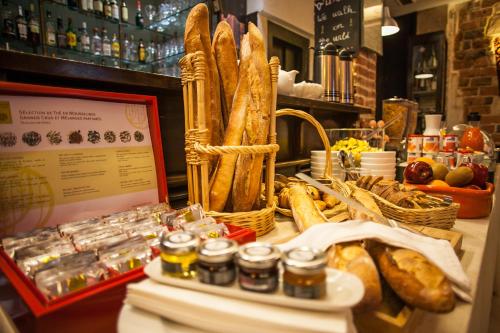 eine Bäckerei mit Brot und anderen Gegenständen auf der Theke in der Unterkunft Europe Saint Severin-Paris Notre Dame in Paris