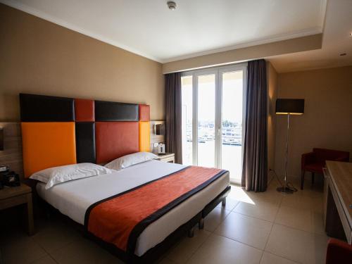 Postel nebo postele na pokoji v ubytování Hotel Tiber Rooftop & Wellness
