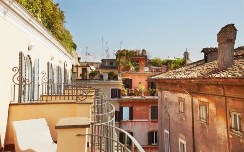 uma vista para uma varanda de apartamentos com edifícios em Hotel Indigo Rome - St. George, an IHG Hotel em Roma