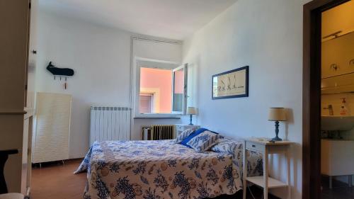 Ένα ή περισσότερα κρεβάτια σε δωμάτιο στο L'Arpara Casa al Molo dal Mare al Castello