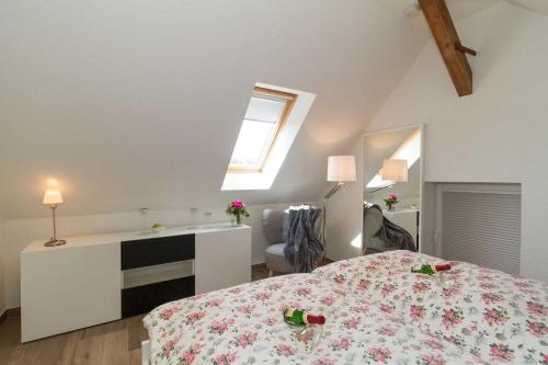 een slaapkamer met een bed, een wastafel en een raam bij Ostseeperlen-Haus 2 in Kühlungsborn