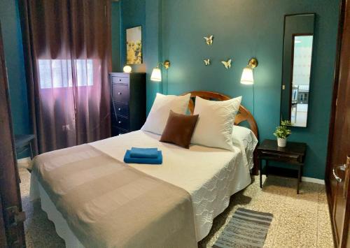 バジェ・グラン・レイにあるApartamentos San Joseのベッドルーム1室(青いタオル付きのベッド1台付)