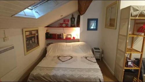 1 dormitorio pequeño con 1 cama en una habitación en Charmant Studio à Amélie Les Bains (AB Studio), en Amélie-les-Bains-Palalda
