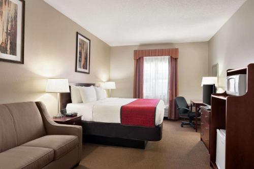 Postel nebo postele na pokoji v ubytování Ramada by Wyndham Elizabethtown