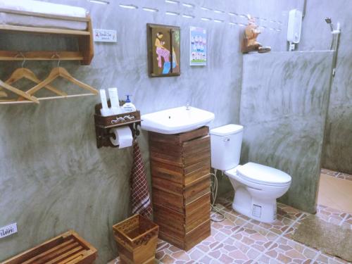 Koupelna v ubytování เรือนไทยใจสุขเอ๋ย