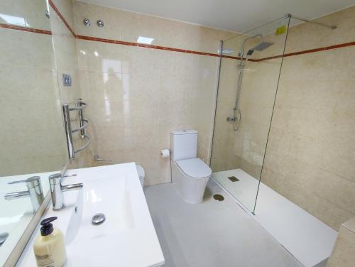 uma casa de banho com um chuveiro, um WC e um lavatório. em Puerto Banus Duplex Centric WaterFront 3 Bedroom em Marbella