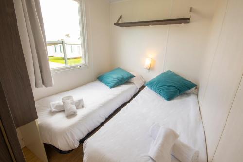 Ένα ή περισσότερα κρεβάτια σε δωμάτιο στο Somo Bungalow Resort - Camping Latas