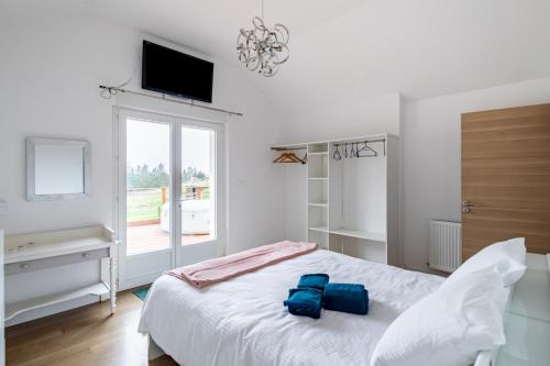 ein Schlafzimmer mit einem Bett mit einer blauen Tasche darauf in der Unterkunft La Pierre à Lou in Parthenay