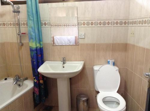 Bilik mandi di Morogoro Hotel