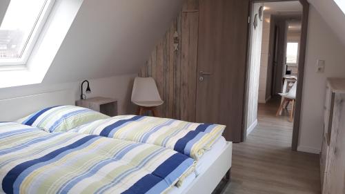 Un pat sau paturi într-o cameră la Seevilla Wietjes Whg 7