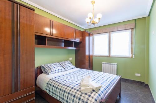 1 dormitorio pequeño con 1 cama y armario en Confortable piso en Lekeitio, a 7 minutos de la playa, en Lekeitio