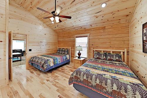 - une chambre avec 2 lits et un ventilateur de plafond dans l'établissement White Oak Resort Southern Comfort, à Gatlinburg