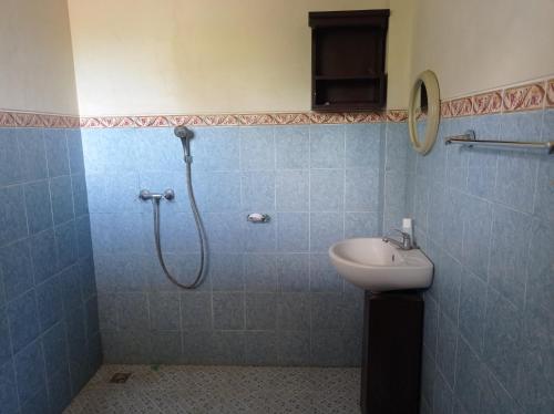Koupelna v ubytování Hotel Mawar Sari Mitra RedDoorz