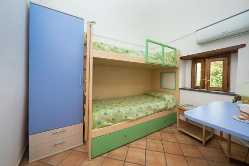 Cette chambre dispose de lits superposés, d'une table et d'un bureau. dans l'établissement TRE PINI, à Procida
