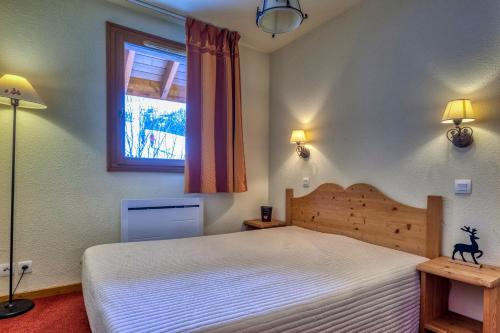 A bed or beds in a room at Les Alpages du Corbier B203